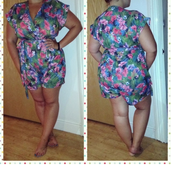 New Look Curves Tropical Floral V-Neck Playsuit - Picture 2 of 2